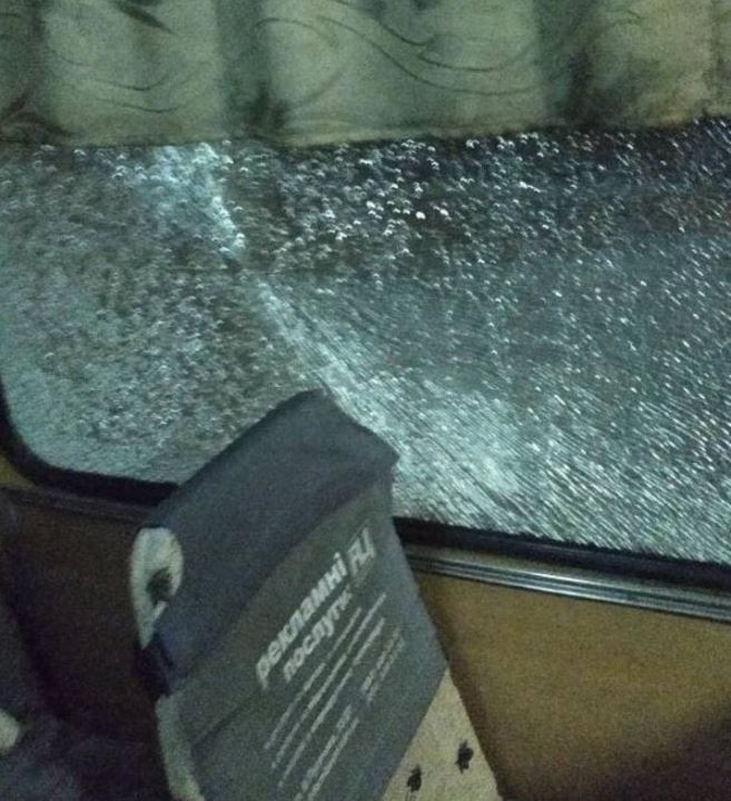 Разбито окно маршрутки. Фото: https://t.me/h_kremenchug