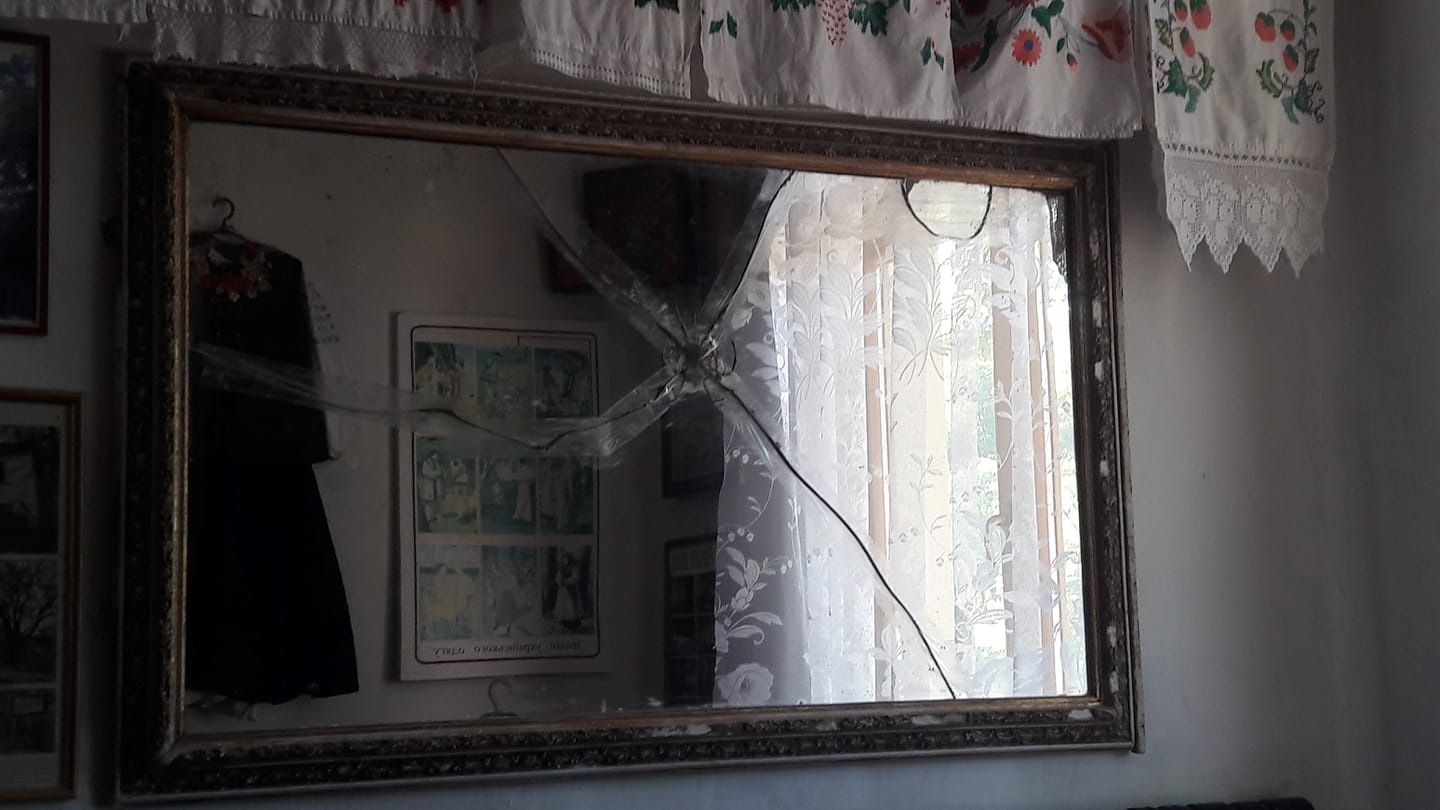 Простреленное зеркало