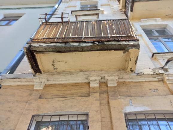 На Стретенской осыпается балкон. Фото: https://t.me/v_plt