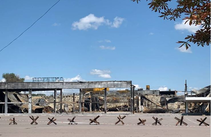 Как выглядит разрушенный российской ракетой ТЦ "Амстор" в Кременчуге