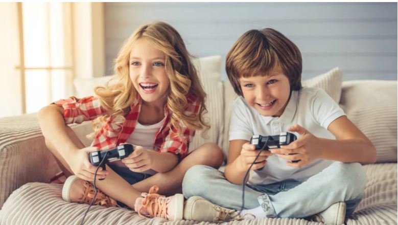 Дети играют в приставку