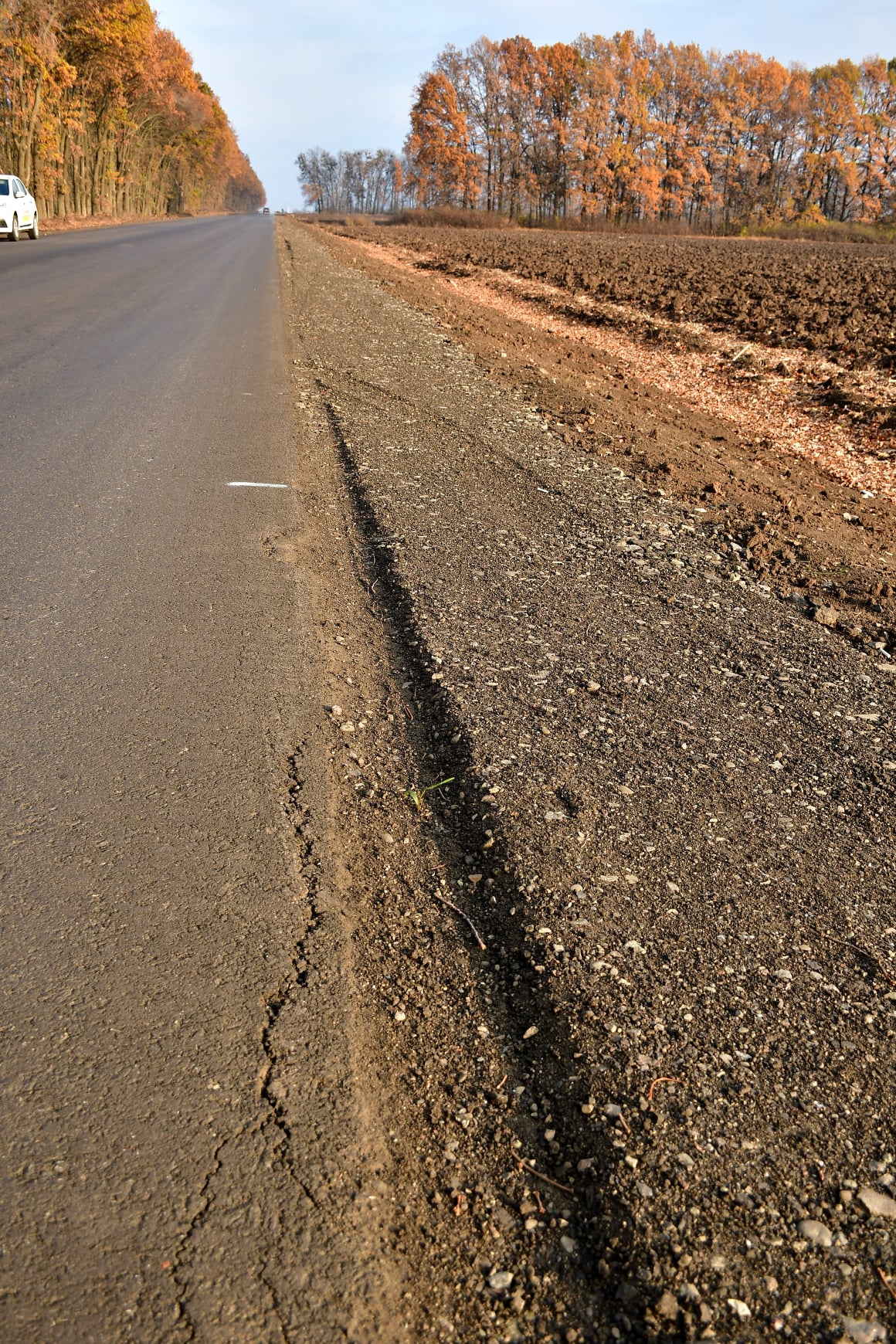Перегруженный транспорт разрушает новую дорогу