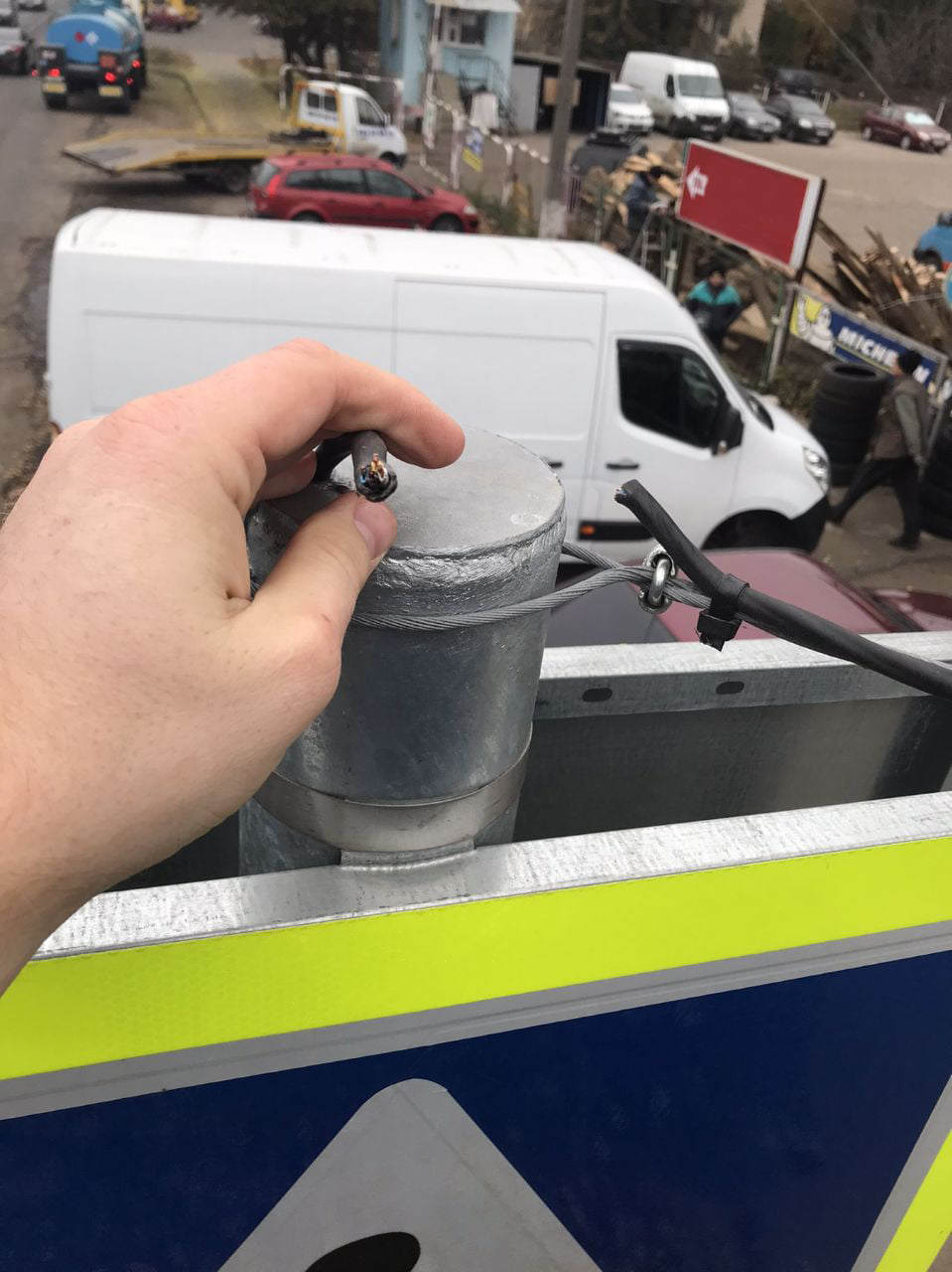 Неизвестный разрезал кабель. Фото: https://www.facebook.com/localroadsplt/posts/1158289541256535