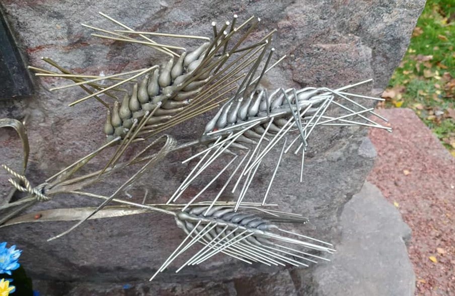 Активисты просят установить камеры наблюдения у стелы