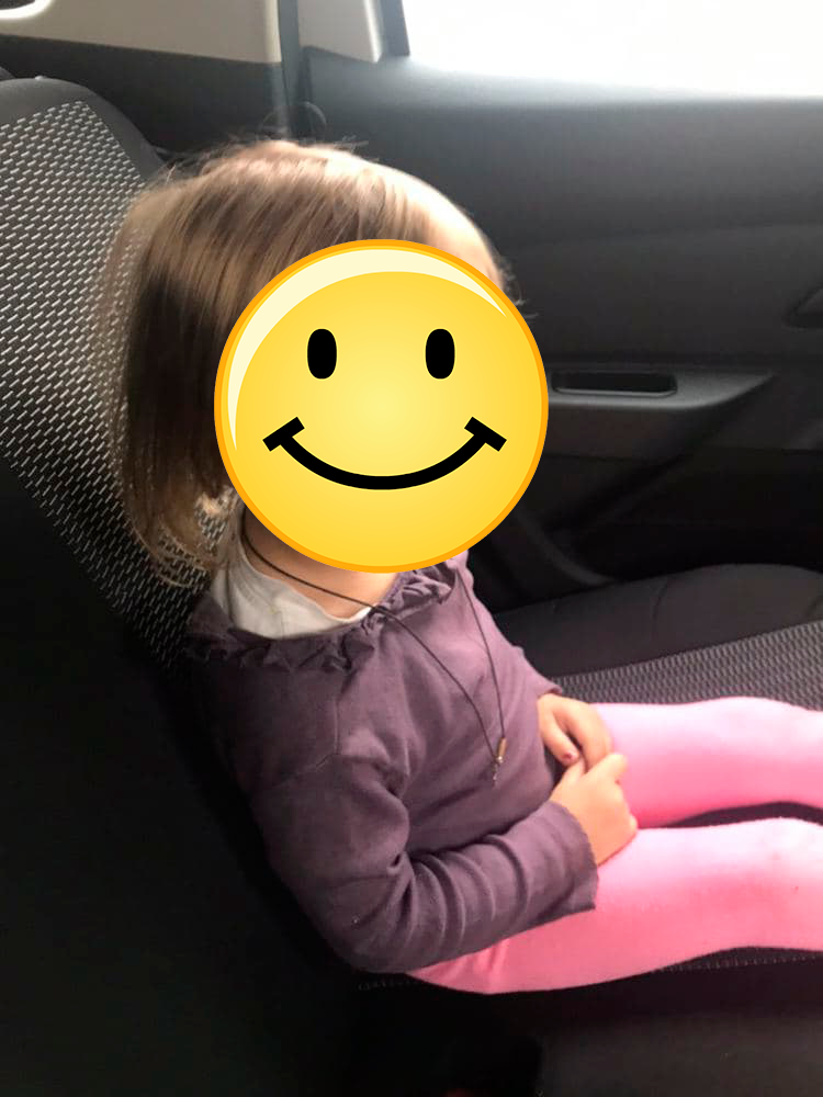 Малышка гуляла в холодную погоду по улице в домашней одежде