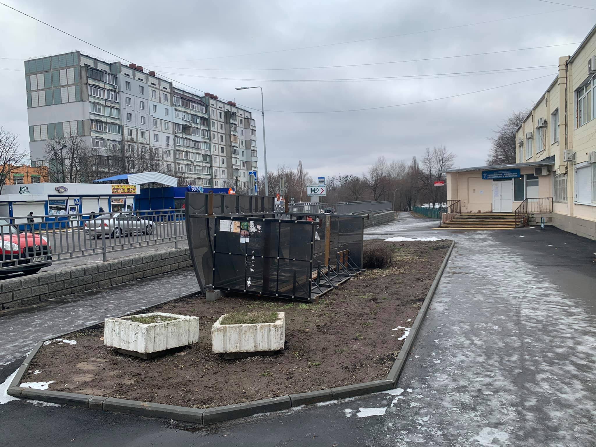 Остановка лежит на газоне с осени. Фото: https://www.facebook.com/groups/vpoltave/permalink/3741362335979231