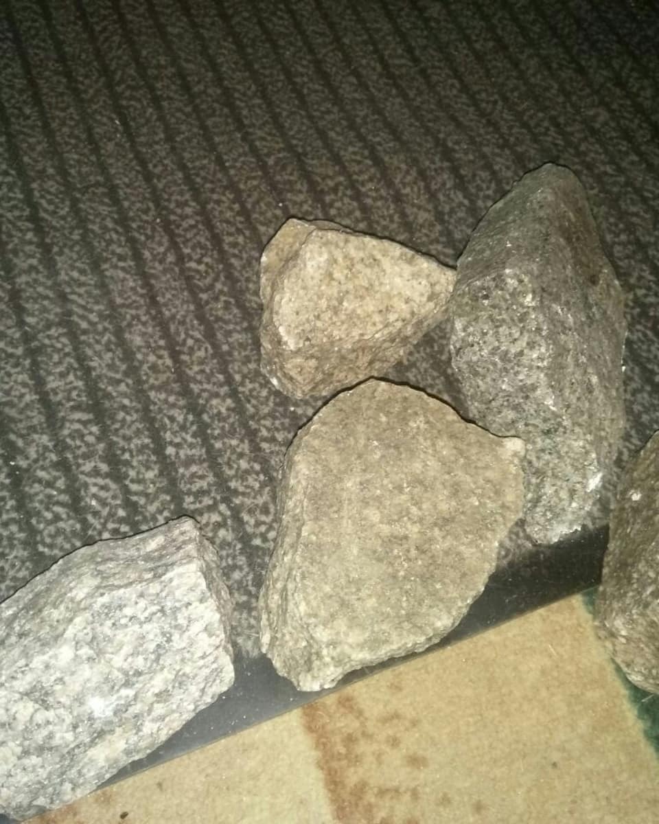 Камни, которыми забросали дом Ясинской