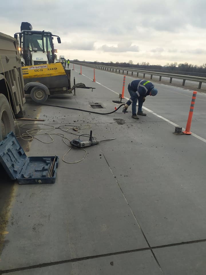 Подрядчик ремонтирует дорогу за свой счет. Фото: https://www.facebook.com/pl.ukravtodor/posts/1071002893373663