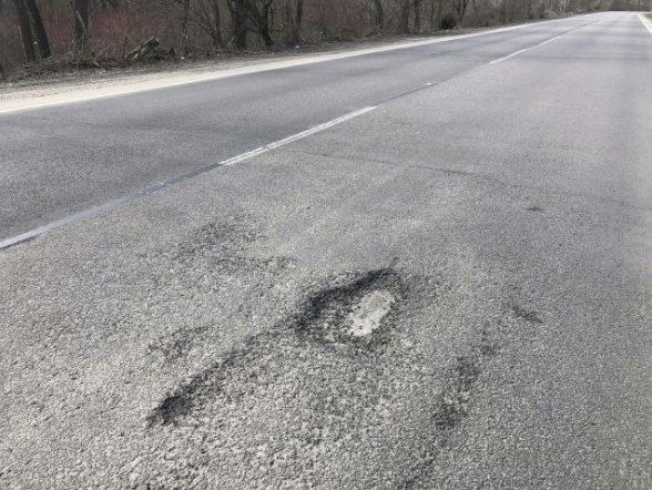 Асфальт уже разрушается. Фото: https://www.facebook.com/permalink.php?story_fbid=111050724401384&id=110945924411864