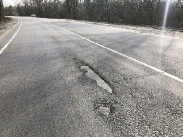 Асфальт уже разрушается. Фото: https://www.facebook.com/permalink.php?story_fbid=111050724401384&id=110945924411864