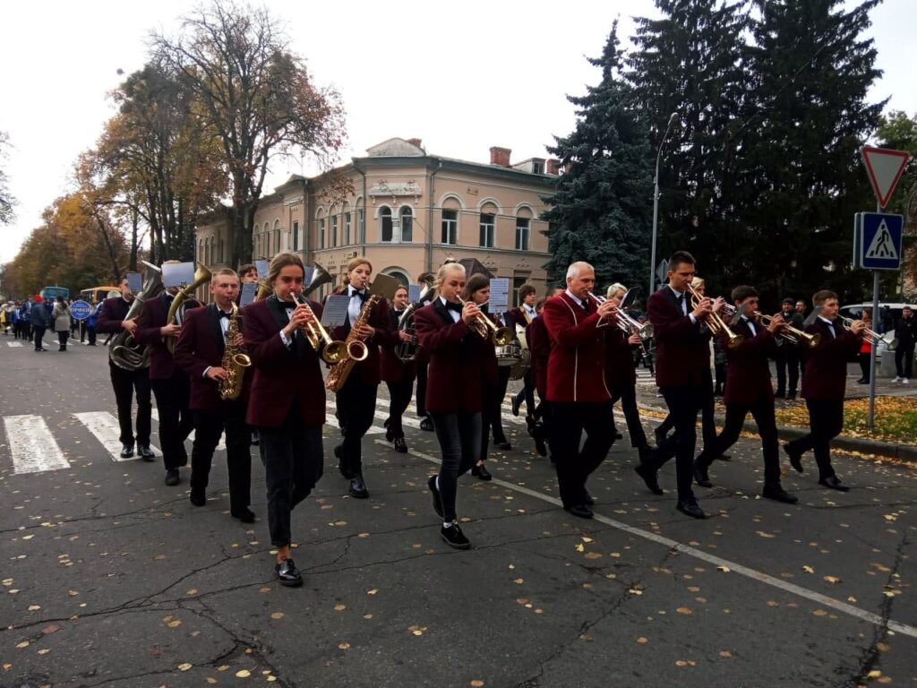 В Полтаве провели марш-парад оркестров. Фото: zmist.pl.ua/