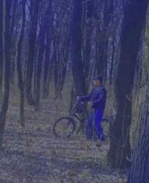 Мужчина преследует подростков по всей Полтаве. Фото: https://www.facebook.com/groups/697167691145795/permalink/822291318633431/
