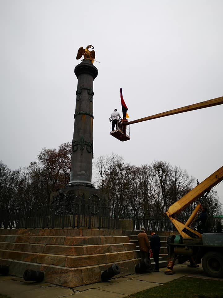 Флаги вернули на монумент Славы. Фото: https://www.facebook.com/kolonewspoltava/posts/4170585139626937