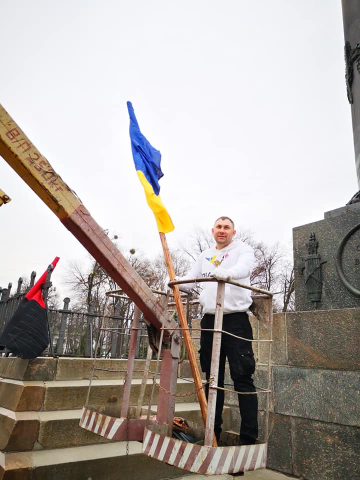 Флаги вернули на монумент Славы. Фото: https://www.facebook.com/kolonewspoltava/posts/4170585139626937
