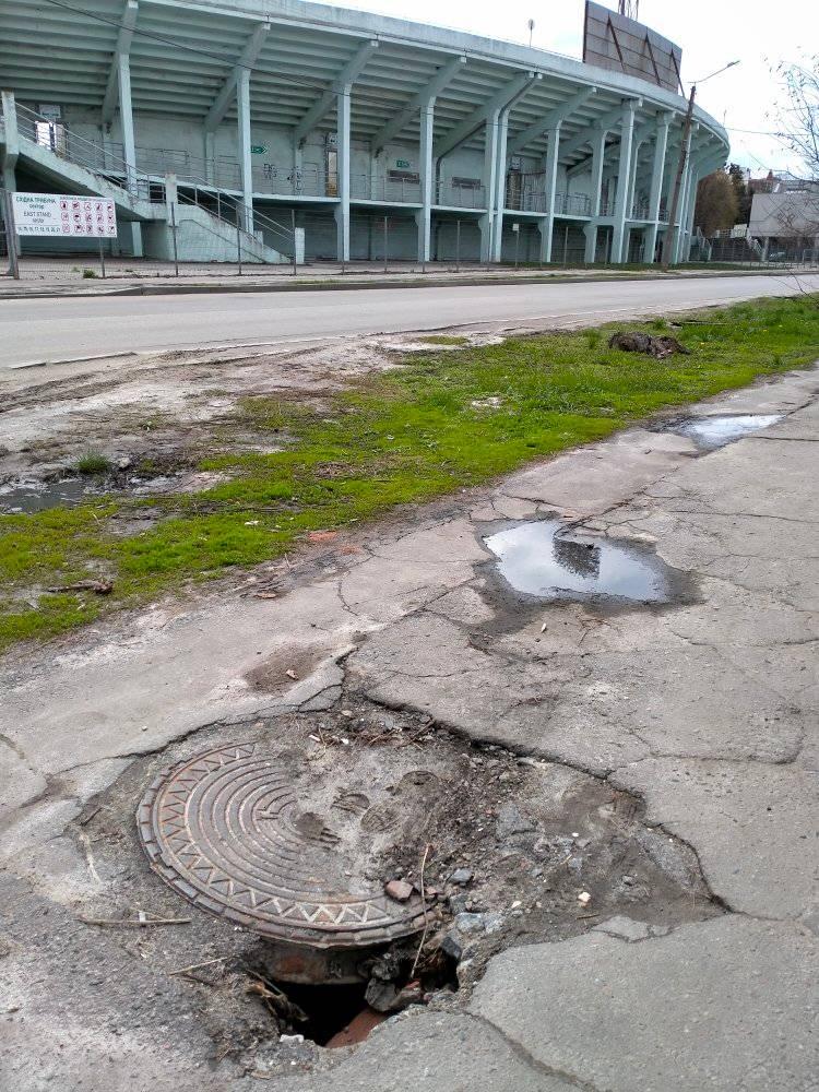 В центре Полтавы опасно ходить по тротуарам. Фото: https://www.facebook.com/groups/vpoltave/permalink/3987302881385174/