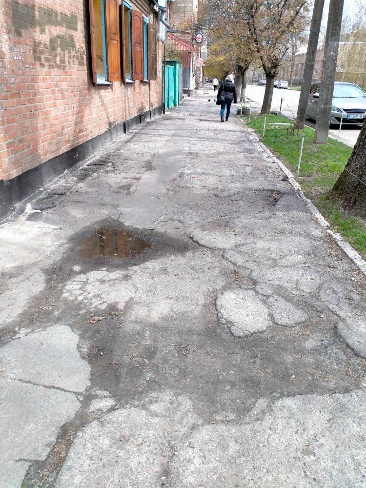 В центре Полтавы опасно ходить по тротуарам. Фото: https://www.facebook.com/groups/vpoltave/permalink/3987302881385174/