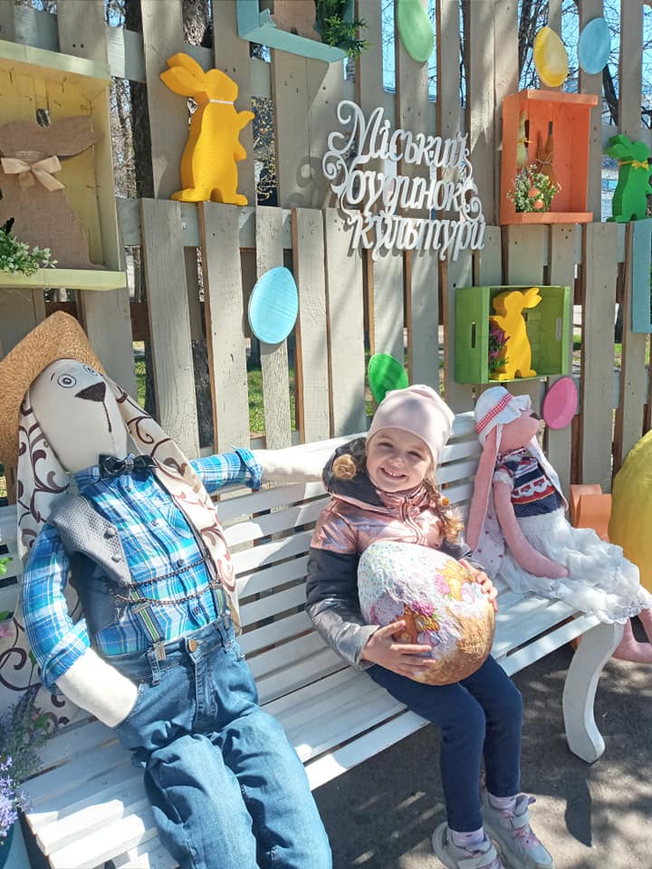 Фотозона посвящена Пасхе. Фото: https://www.facebook.com/%D0%9F%D0%BE%D0%BB%D1%82%D0%B0%D0%B2%D1%81%D1%8C%D0%BA%D0%B8%D0%B9-%D0%BC%D1%96%D1%81%D1%8C%D0%BA%D0%B8%D0%B9-%D0%91%D1%83%D0%B4%D0%B8%D0%BD%D0%BE%D0%BA-%D0%BA%D1%83%D0%BB%D1%8C%D1%82%D1%83%D1%80%D0%B8-162775707145690/?ref=page_internal