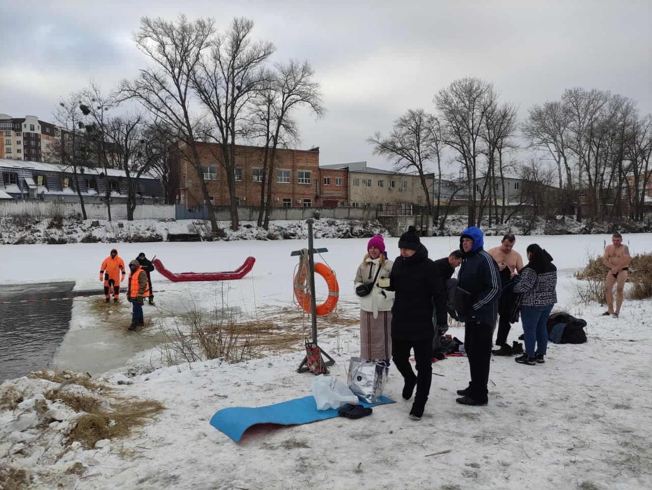 Как полтавчане ныряют в прорубь на Крещение