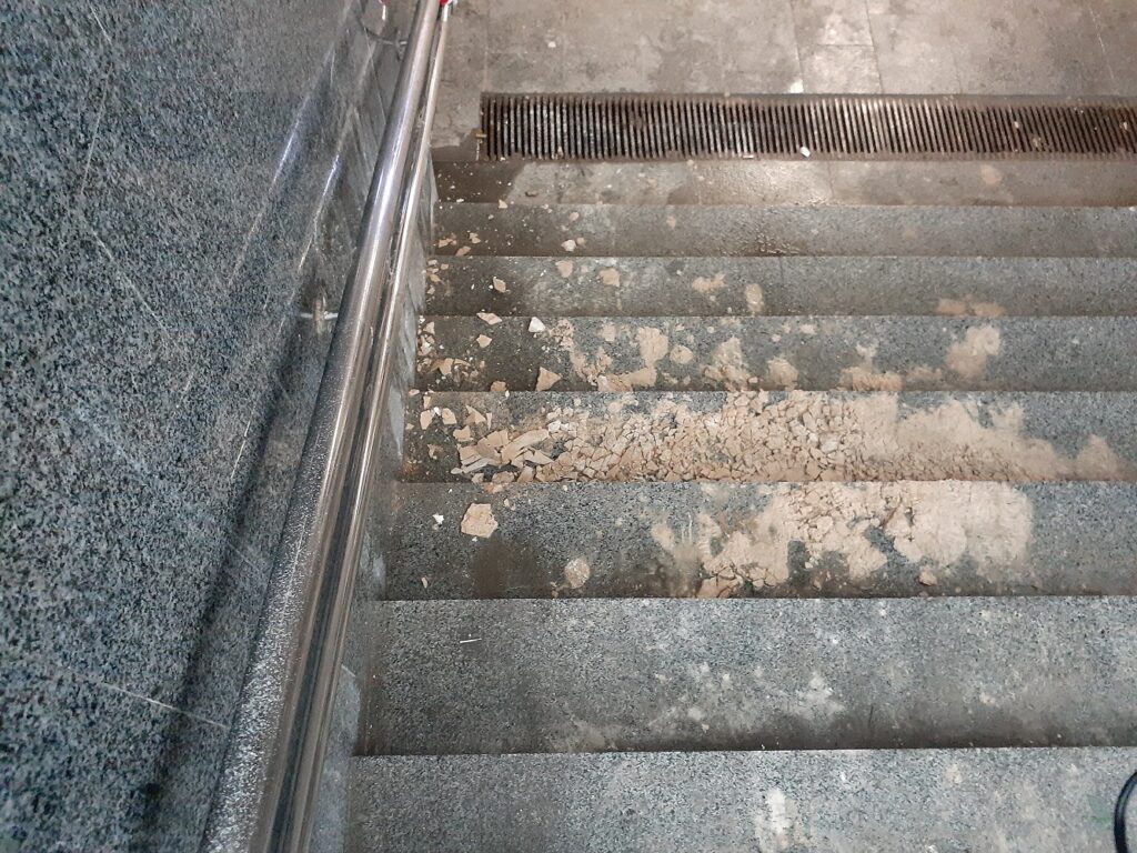 В центре Полтавы в переходе осыпается штукатурка. Фото: https://zmist.pl.ua/