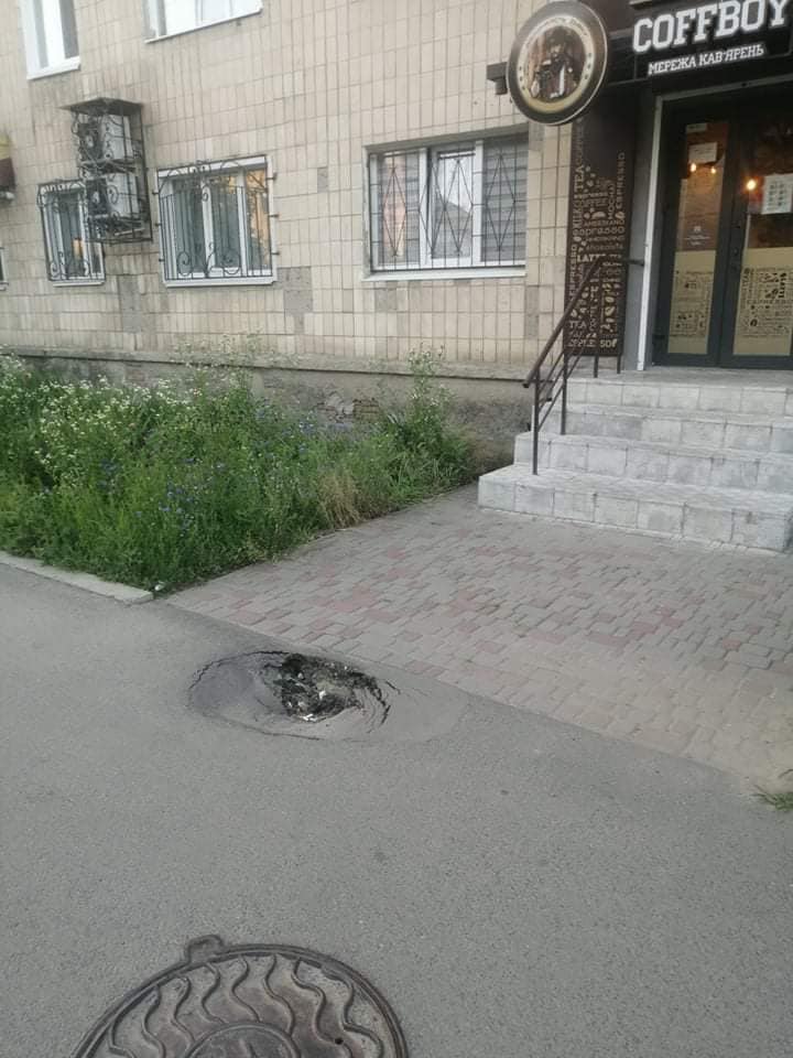Яма около остановки. Фото: https://www.facebook.com/kolonewspoltava/posts/4377522342266548