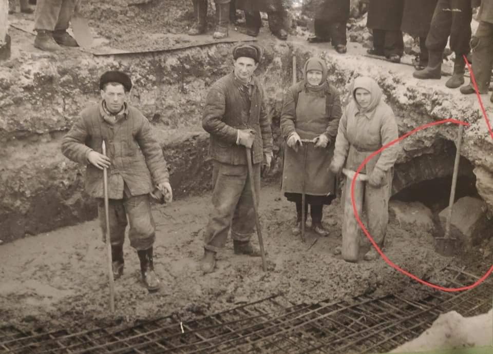 Провал на месте строящегося сквера. Фото: https://www.facebook.com/mavkarevolucionerka