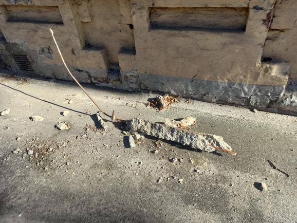 На Стретенской осыпается балкон. Фото: https://t.me/v_plt