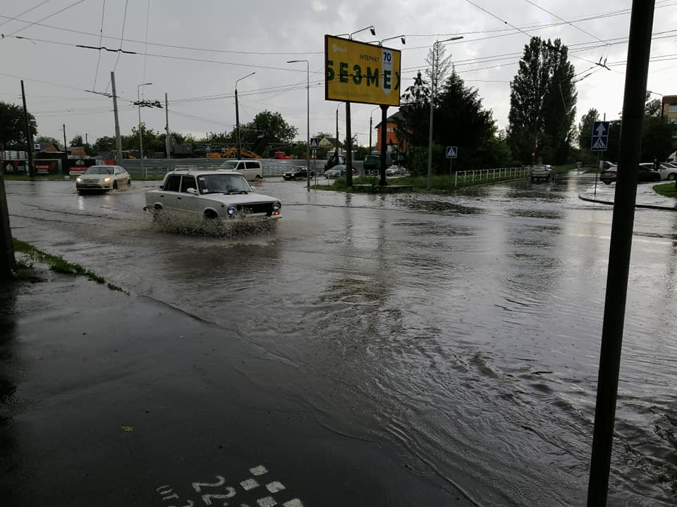 Бурные реки на дорогах Полтавы. Фото: https://www.facebook.com/voloshynaliuda