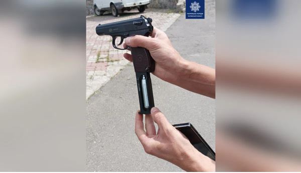 Целился по людям: в Полтаве нетрезвый охранник устроил стрельбу (обновлено) фото 1