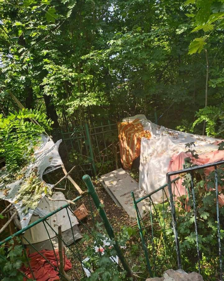 Разрушенная могила чемпиона. Фото: https://www.facebook.com/groups/697167691145795/posts/893192661543296/