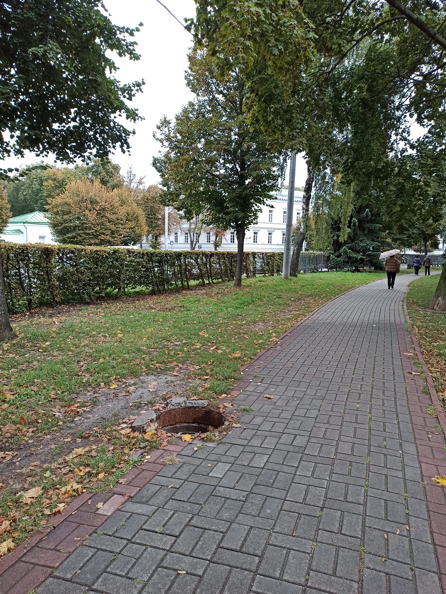 Открытый люк почти на тротуаре. Фото: https://www.facebook.com/groups/556241621158001/?multi_permalinks=4423229404459184&hoisted_section_header_type=recently_seen