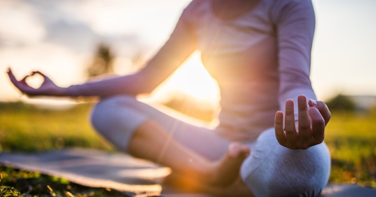 Йога на свежем воздухе. Фото: https://market.yandex.ru/