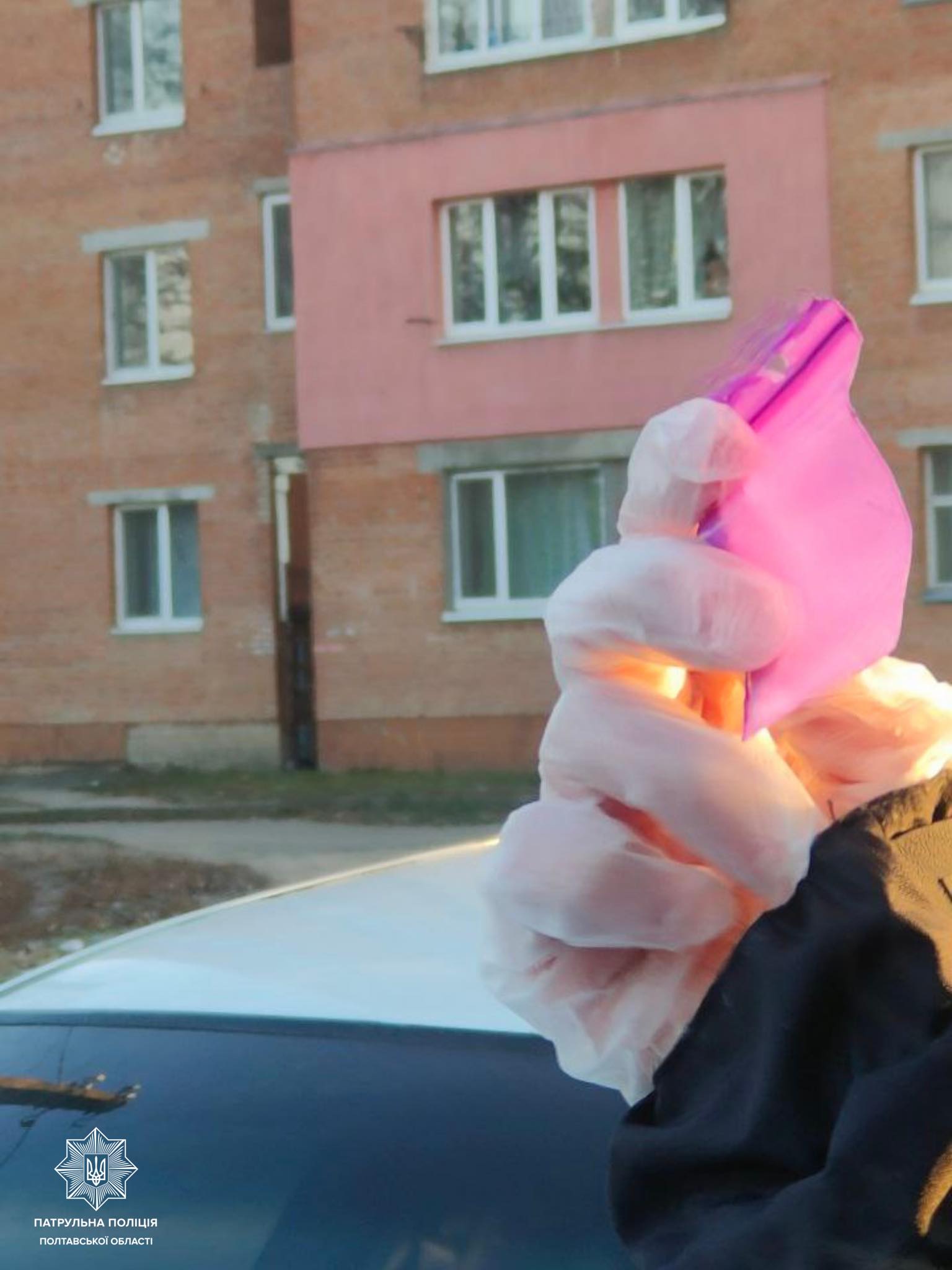 У мужчины нашли пакет с неизвестным веществом