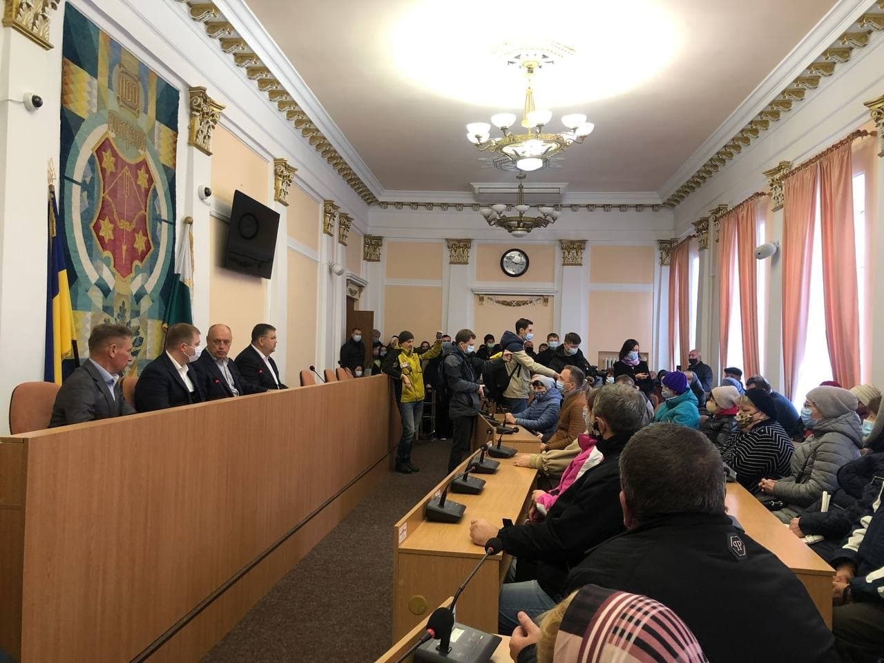 Протестующие встречаются с представителями городских властей. Фото: https://t.me/u_poltavi