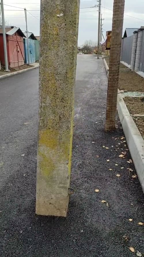 Электроопоры посреди дороги. Фото: https://t.me/truexapoltava