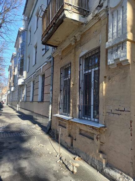 На Стретенской осыпается балкон. Фото: https://t.me/v_plt