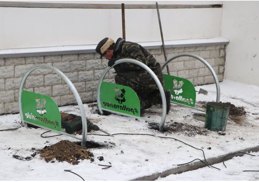 В Полтаве уже установлены 16 велопарковок у школ. Фото: https://rada-poltava.gov.ua/