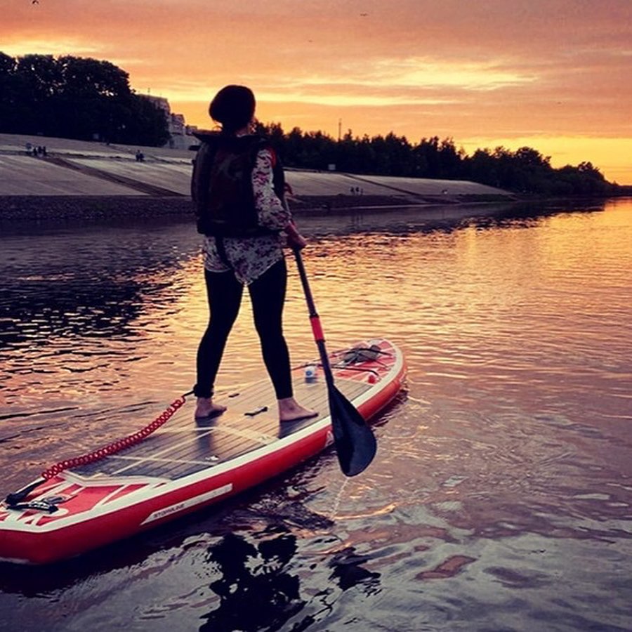 Вечером можно не сидеть дома, а подышать свежим воздухом на реке. Фото: https://www.facebook.com/sup.poltava/