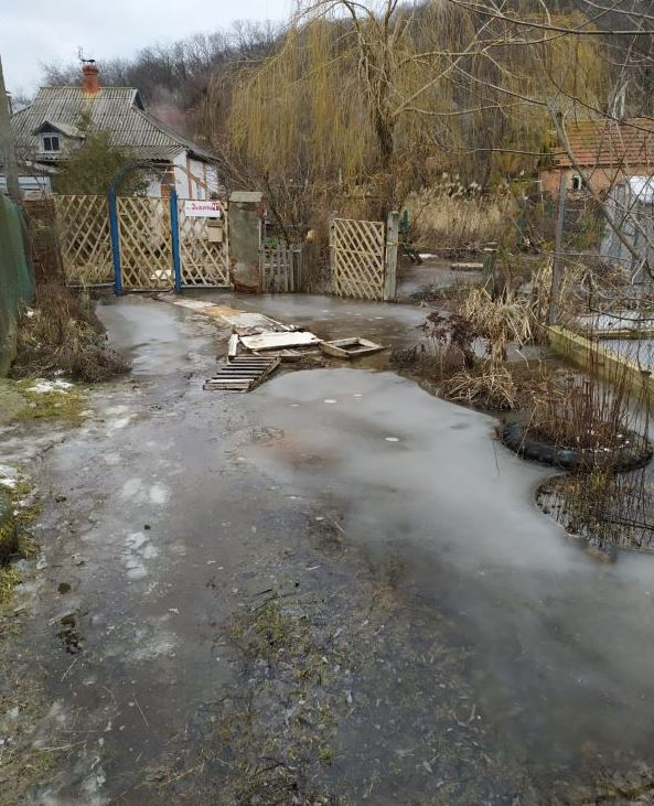 Спасатели рекомендуют своевременно очищать системы поверхностного водоотвода на собственных и прилегающих территориях