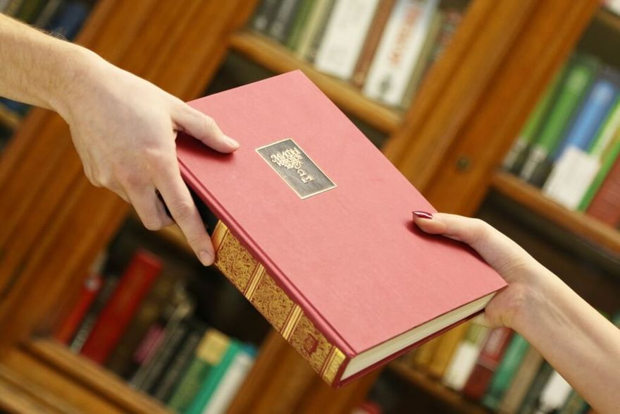 Передать книгу знакомым. Фото: bizbi.ru