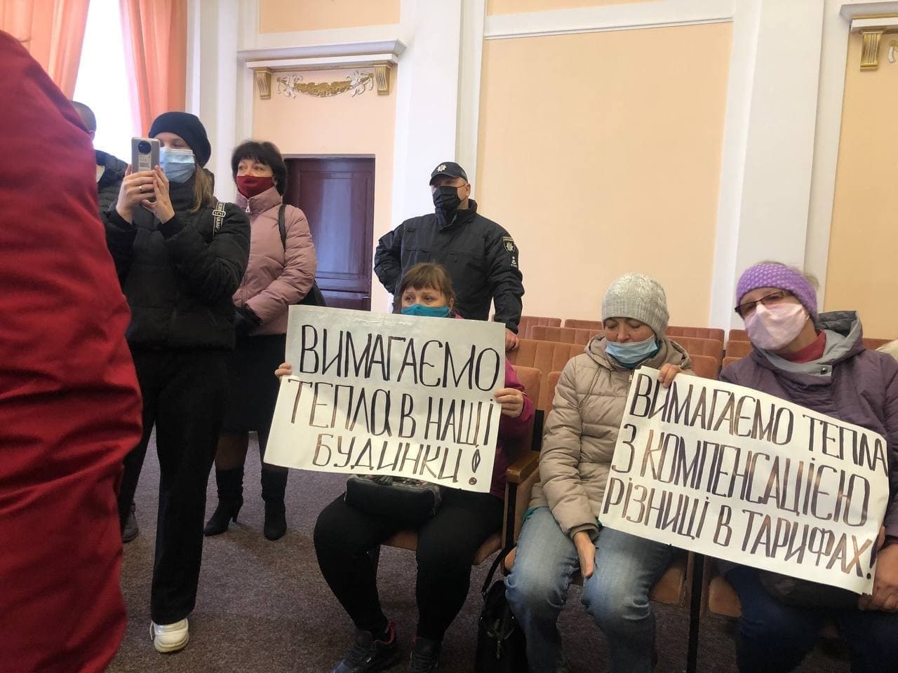 Протестующие встречаются с представителями городских властей. Фото: https://t.me/u_poltavi