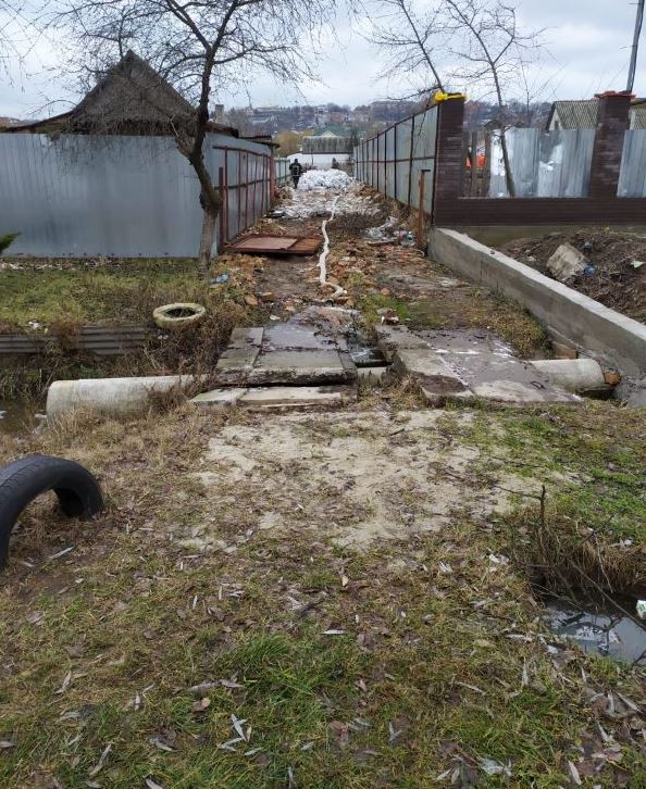 Одна из причин подтопления - захламленные водоотводы