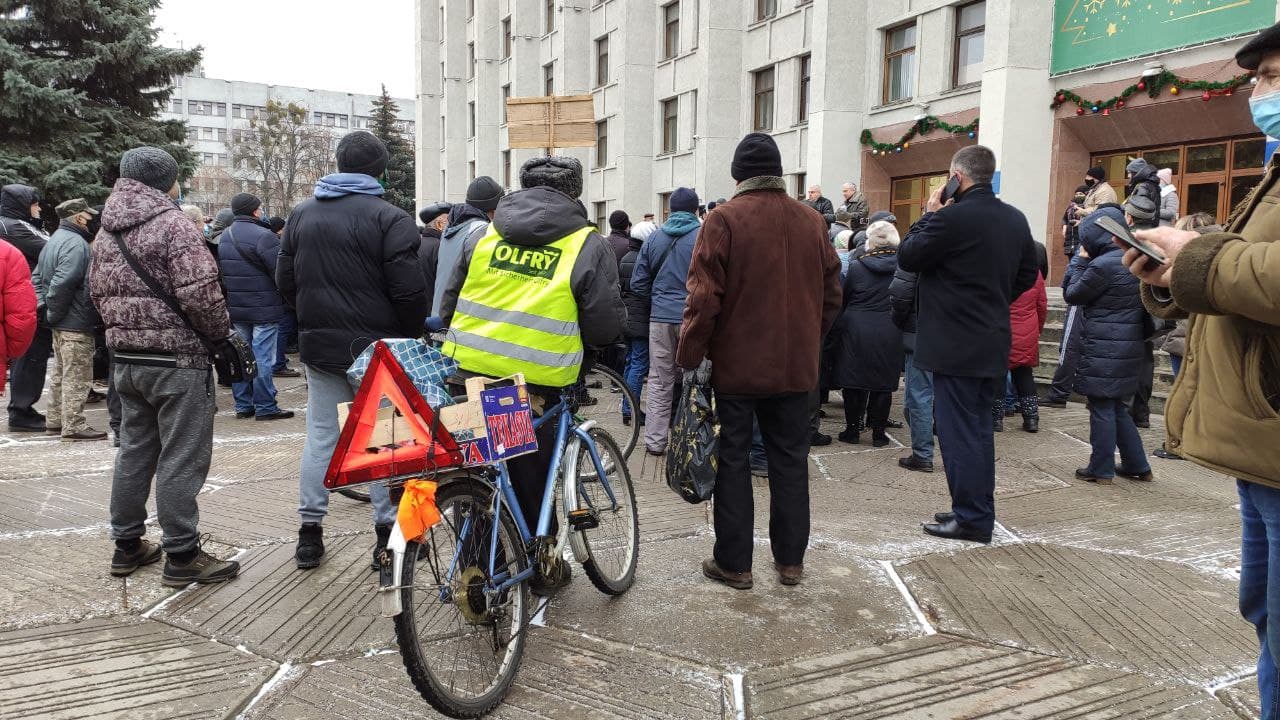 Участники акции протеста готовят обращение к главе Полтавского облсовета. Фото: https://t.me/fontan1000000