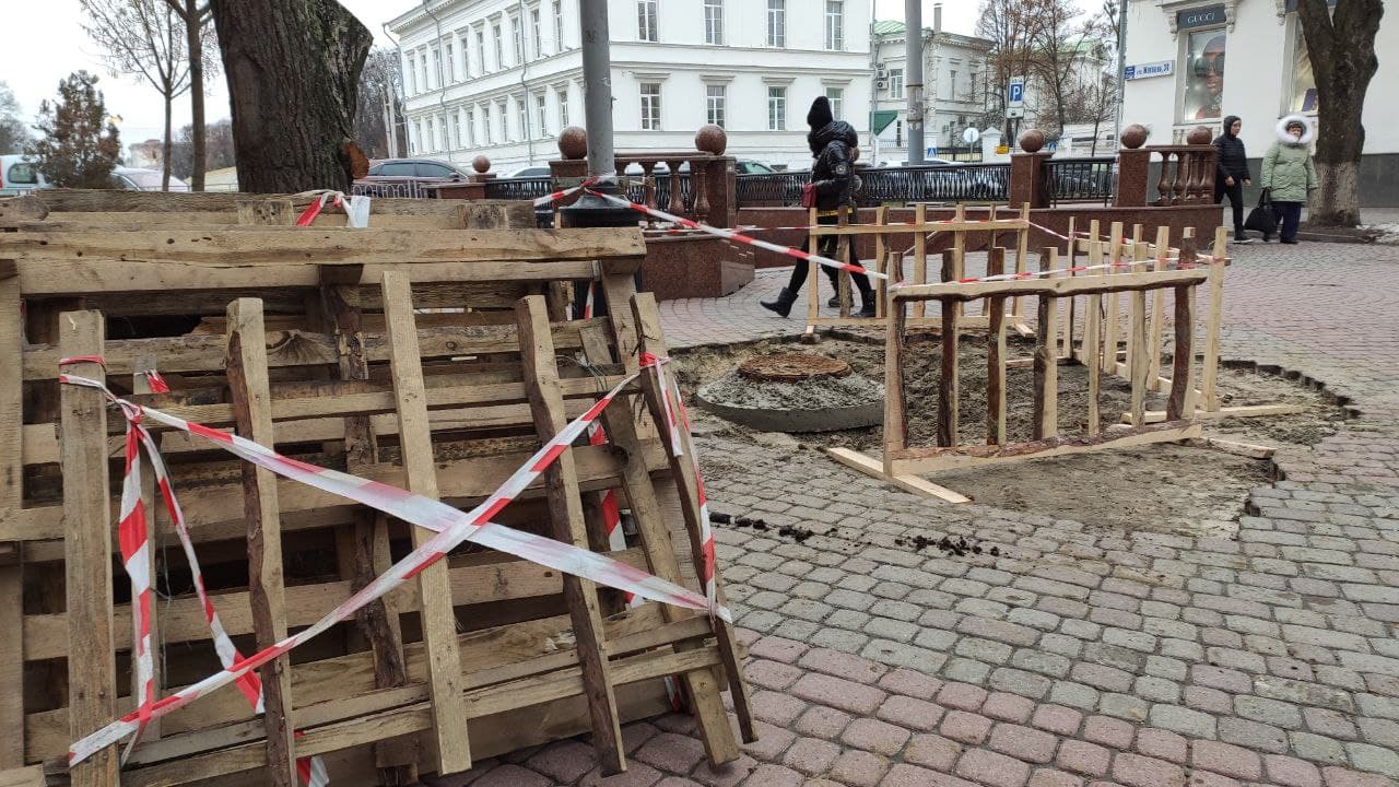 Коммунальщики уже устраняют яму в центре Полтавы