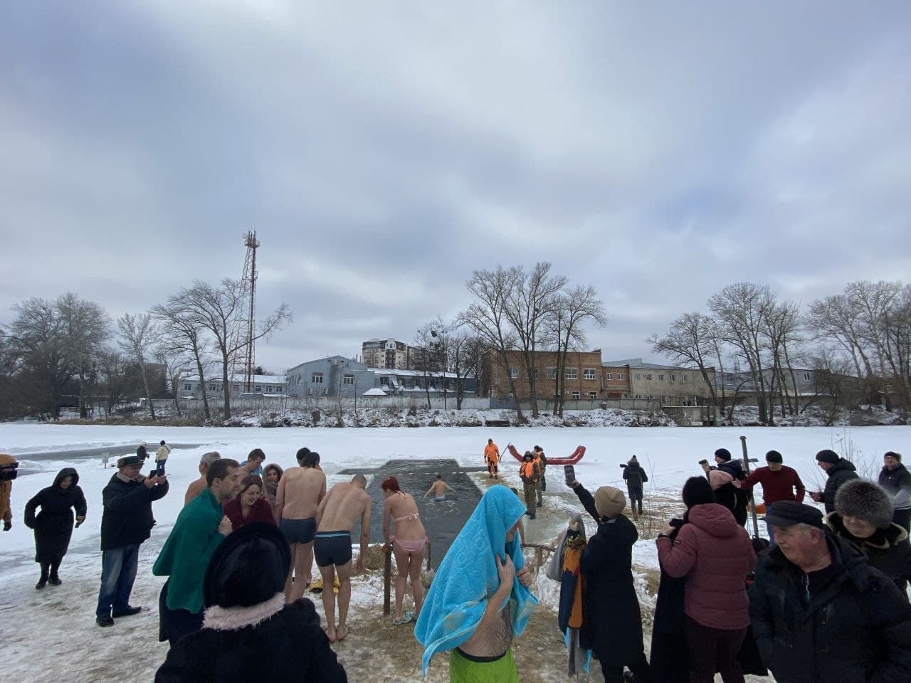 Как полтавчане ныряют в прорубь на Крещение