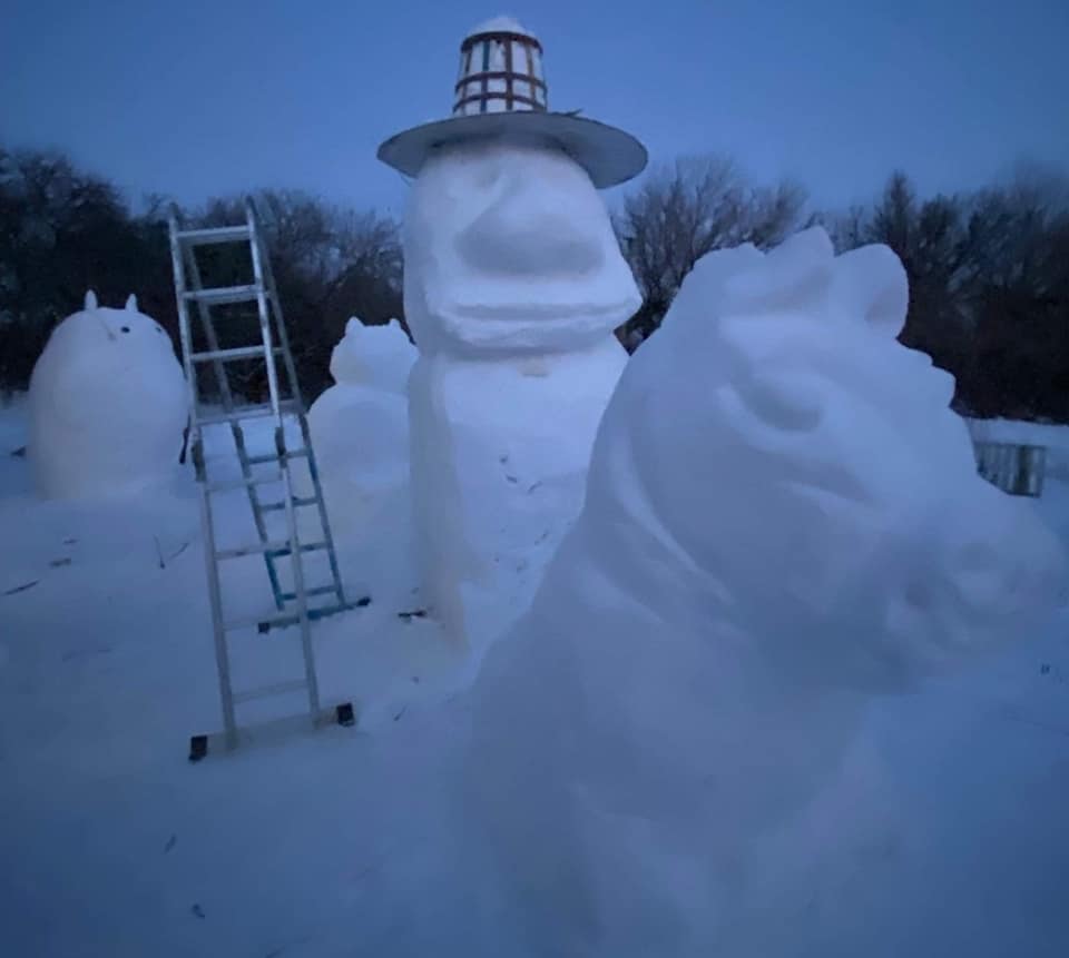 Алексей Северин вылепил из снега несколько скульптур. Фото: https://www.facebook.com/Poltava.wave