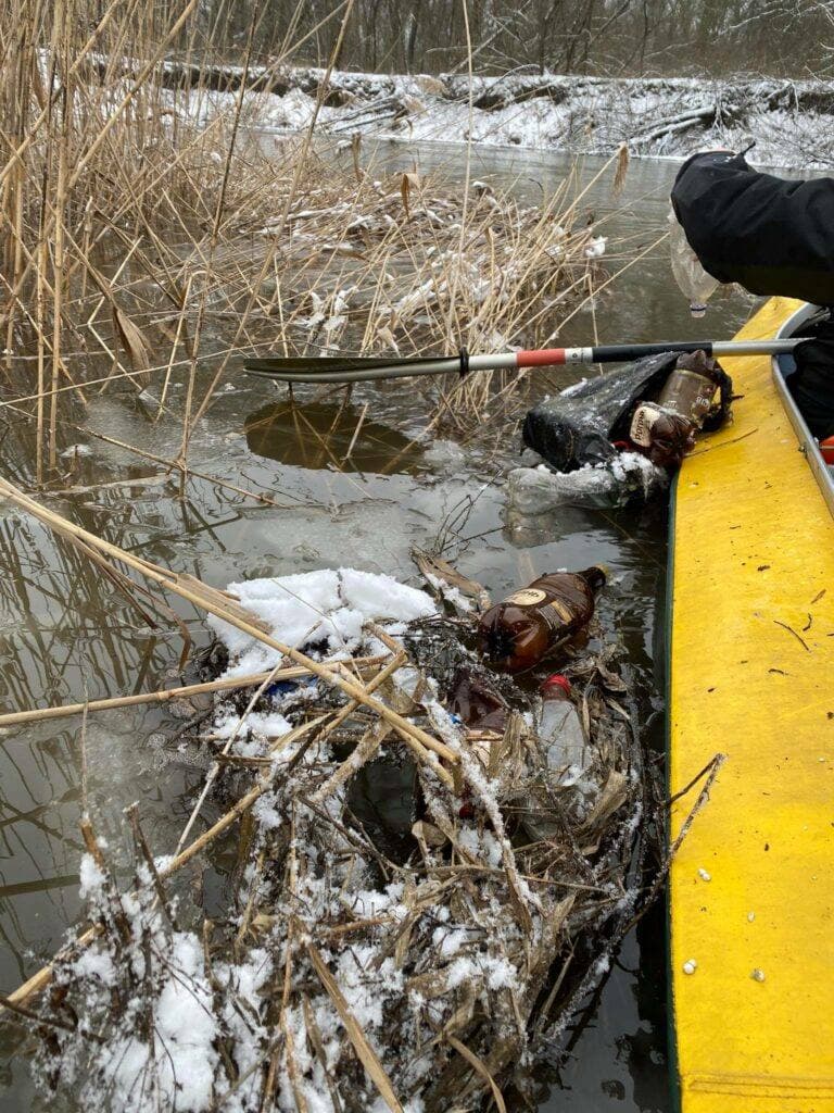 В воде нашли пакет с бутылками. Фото: https://www.facebook.com/KrutovMaxim
