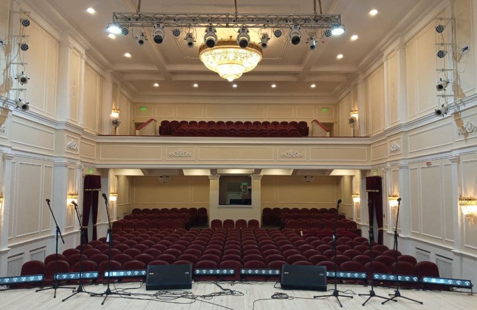 "Звучат песни, богатые именами"