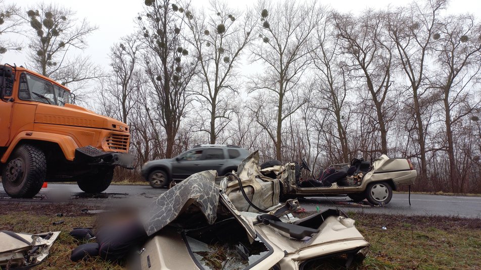 Судя по фото с места происшествия, от &laquo;Таврии&raquo; живого места не осталось