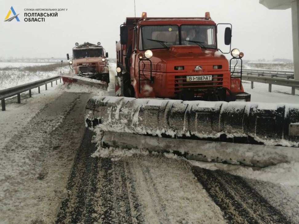 Дороги чистили всю ночь. Фото: https://www.facebook.com/pl.ukravtodor