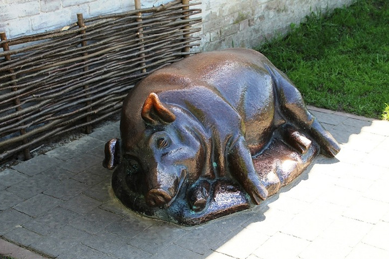 Памятник спящей свинье